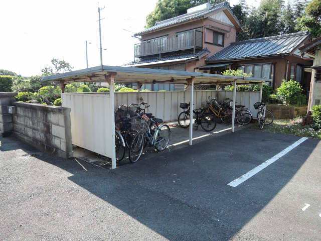 サンハイツ長坂Ｂ棟 1階 駐輪場