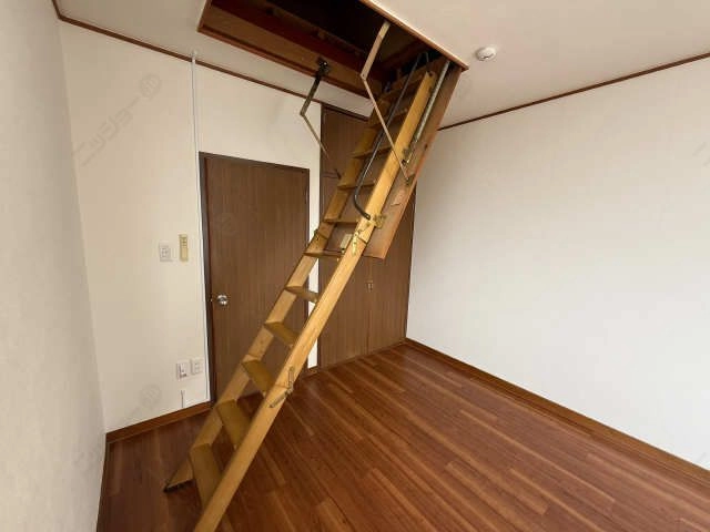 屋根裏収納