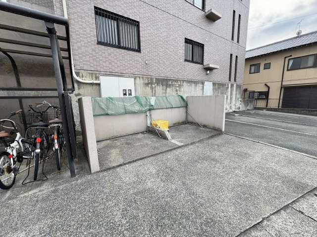 敷地内ゴミ置 場