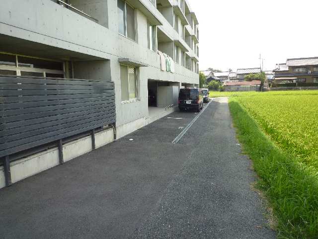 ｆｌａｔｓ 1階 駐車場