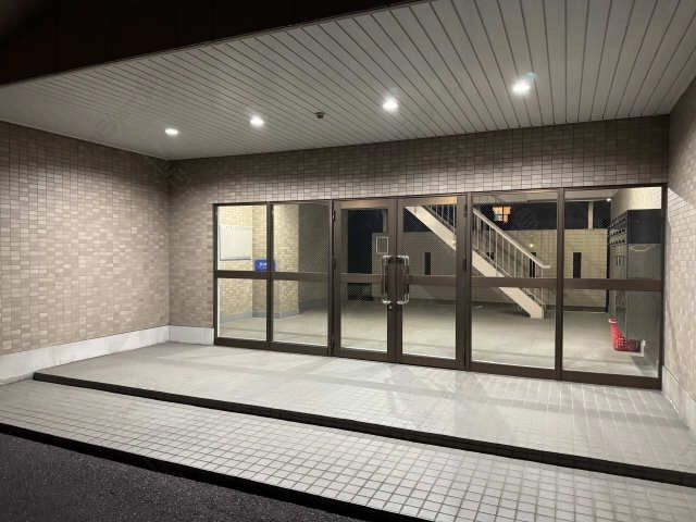 エントランス(夜)