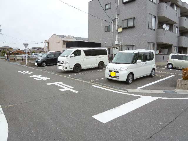 ロイヤルシャトー 1階 駐車場