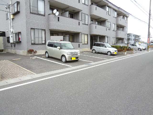 ロイヤルシャトー 1階 駐車場