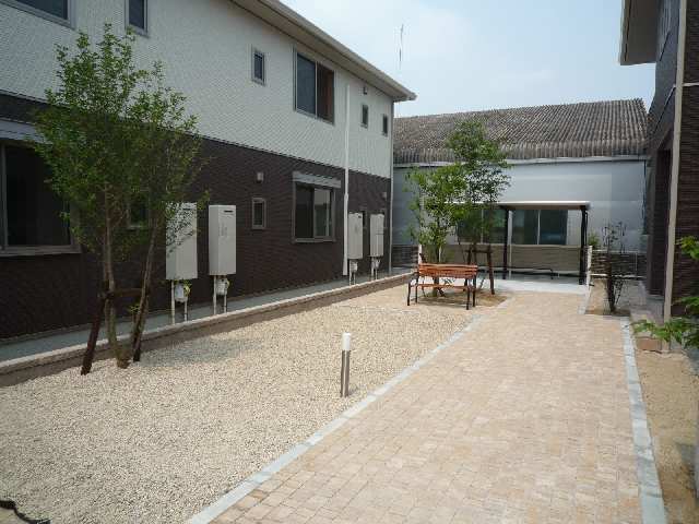 中庭と駐輪場