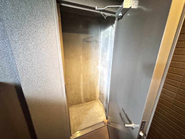 トランクルーム（玄関前）