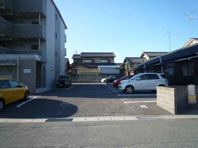 カーサ天神 4階 駐車場