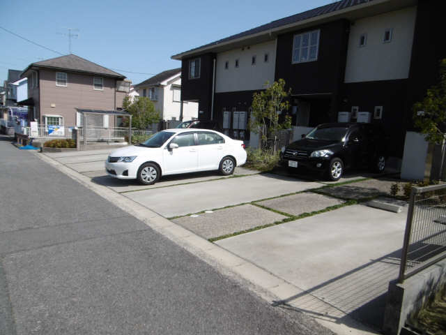 ファインタウン　カーサ 2階 駐車場