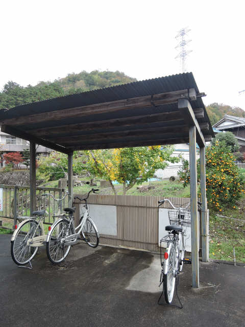 朝霧ハイツ 2階 駐輪場