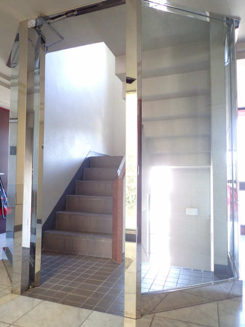 スリーナイン 3階 階段