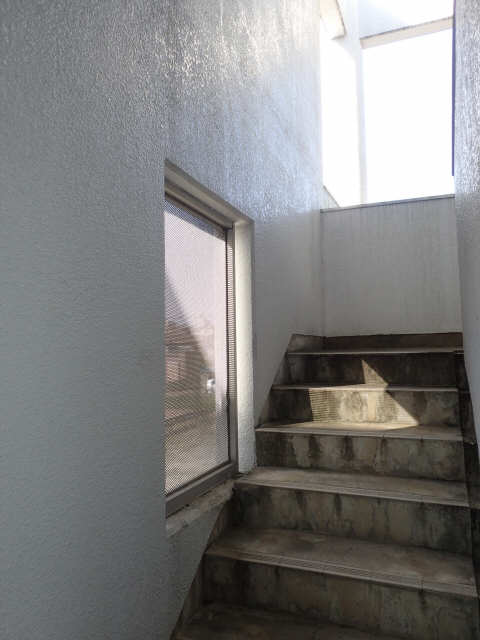 パークサイド岩崎 3階 階段
