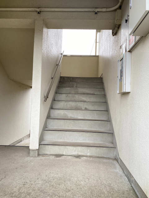 エスポワール岩倉 3階 階段
