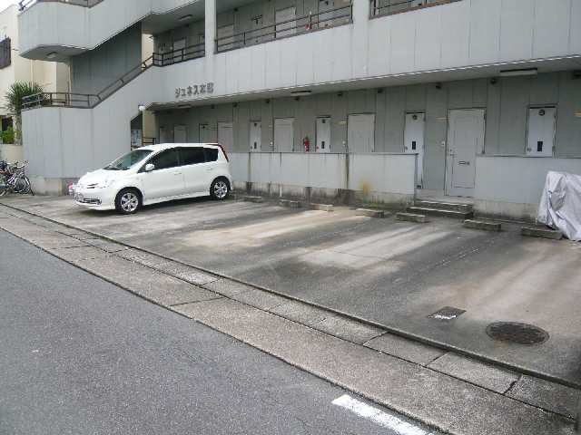 ジュネス本郷 1階 駐車場