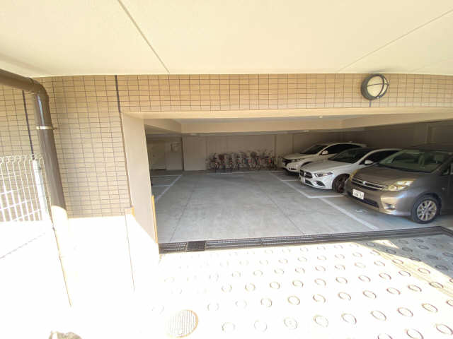 Ｌｕｍｉｎｏｕｓ 4階 駐車場