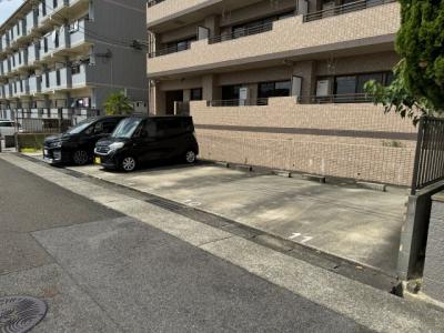 エレガンスマインⅢ 1階 駐車場