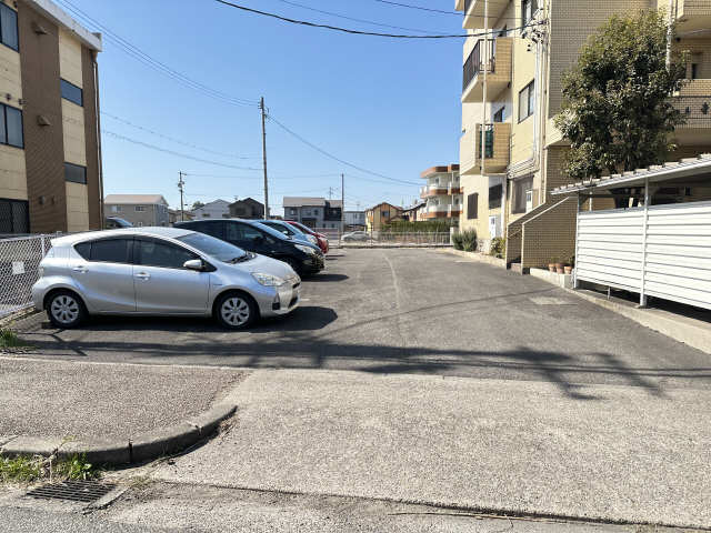 ファミール寺本 3階 駐車場