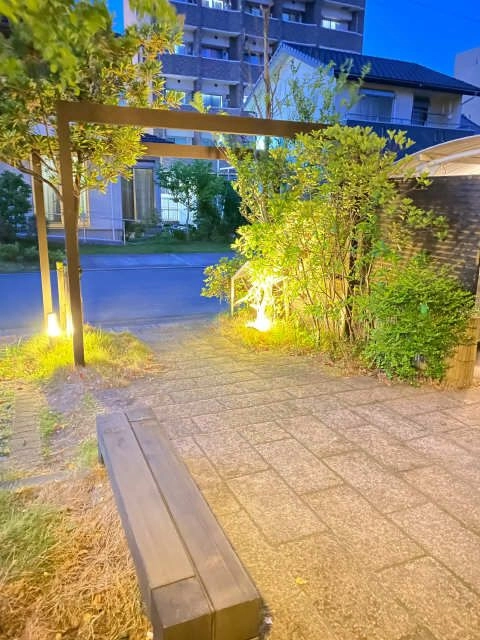 アプローチ（夜間）