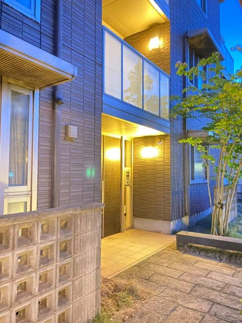 エントランス（夜間）