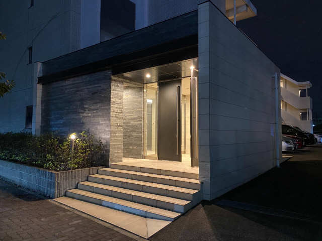 エントランス（夜間）