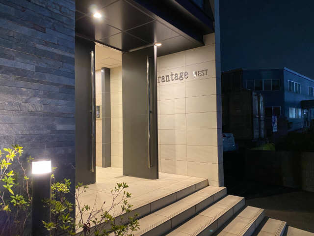 エントランス（夜間）