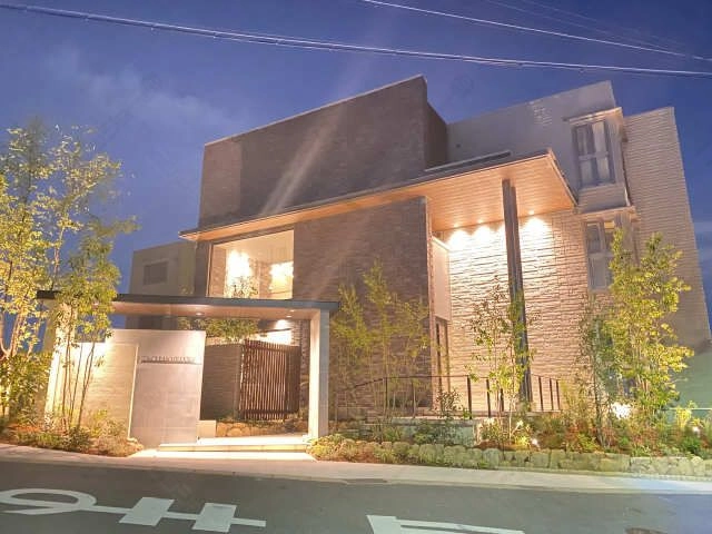 外観（夜間ライトアップ）