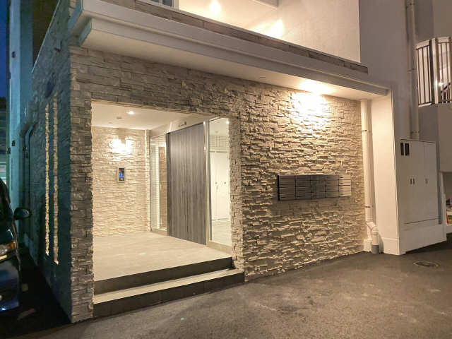 エントランス（夜間ライトアッ）