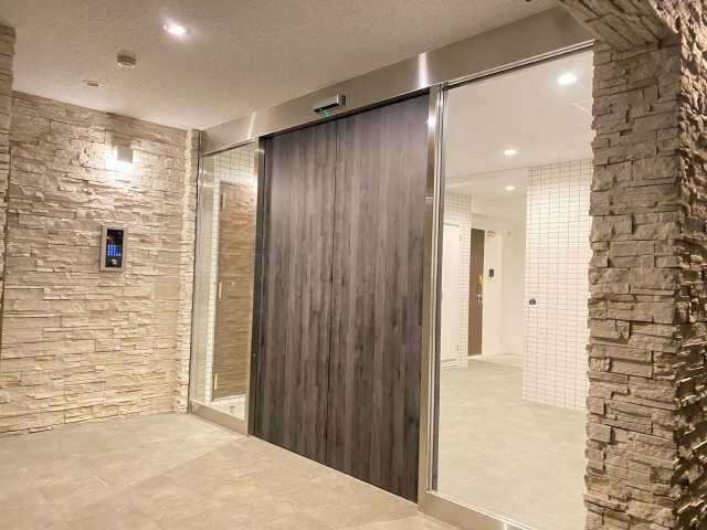 エントランス（夜間）