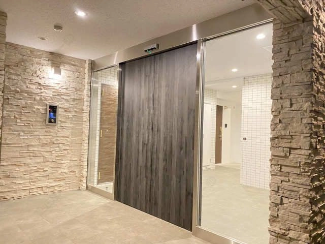 エントランス（夜間）