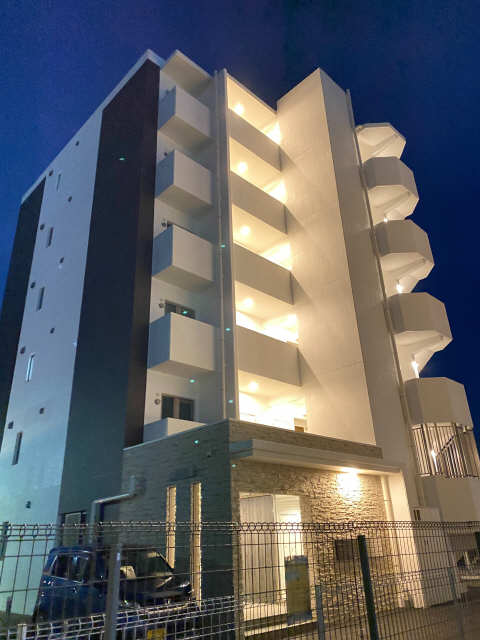 外観（夜間ライトアップ）