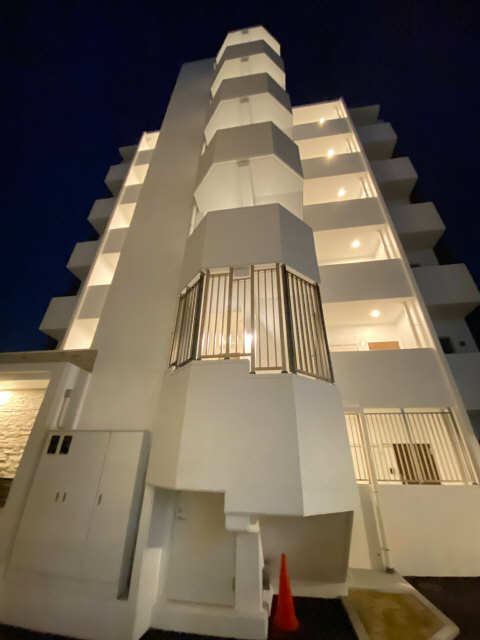 外観（夜間ライトアップ）