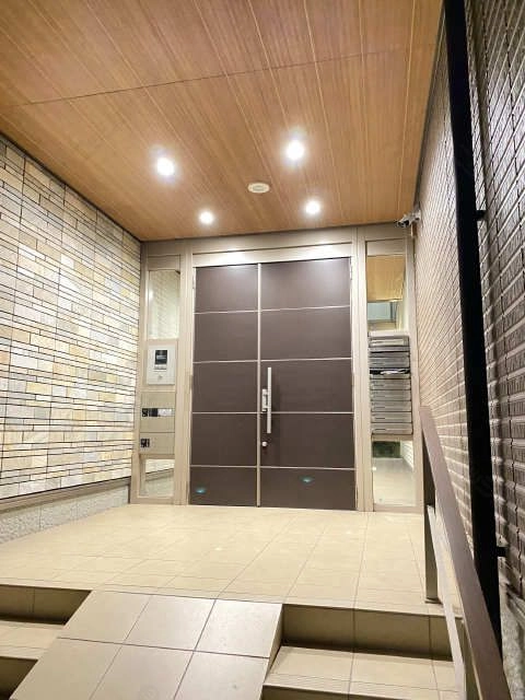 エントランス（夜間）