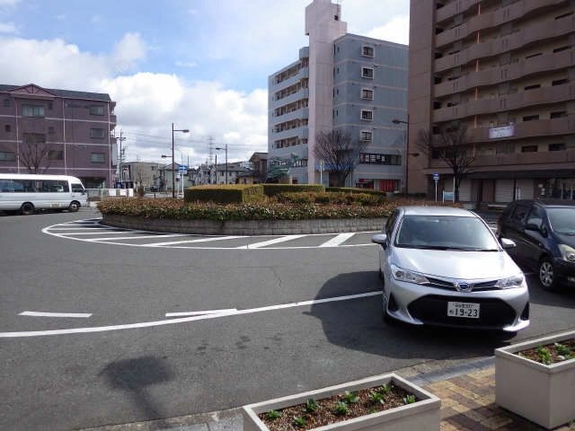 名鉄名和駅前ロータリー
