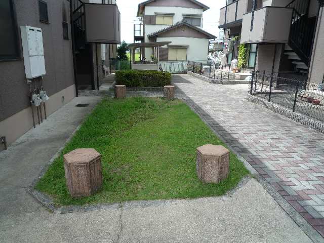 トゥインクルコート畔 2階 敷地内アプローチ