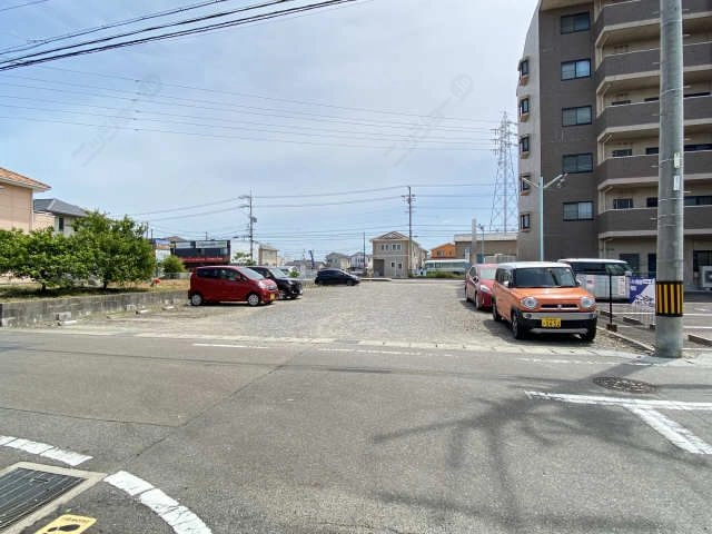 隣地砂利駐車場