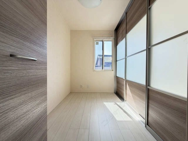 リビング横　洋室