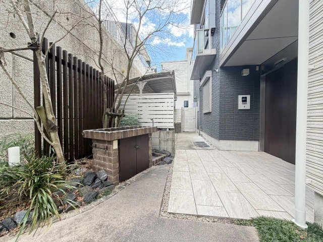 エントランス前