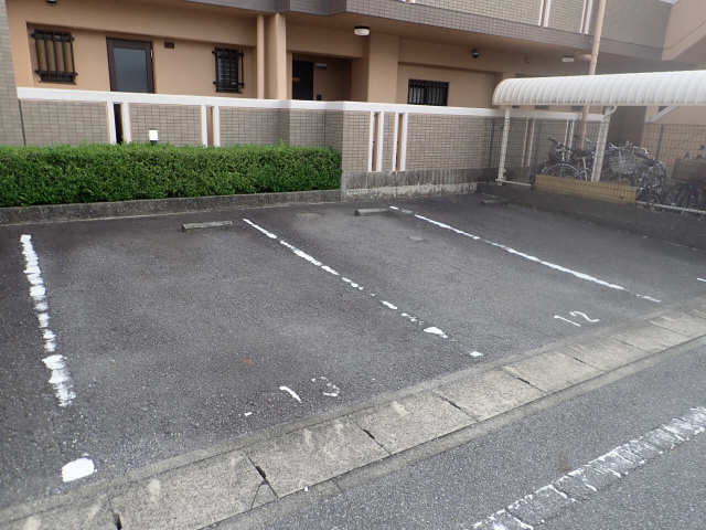 Ｙ′ｓ　ｃｏｕｒｔ　一ッ木 3階 駐車場
