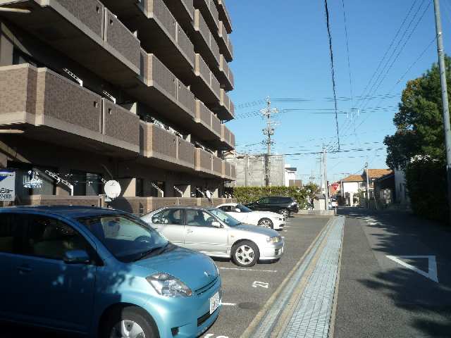 ステージアス 1階 駐車場