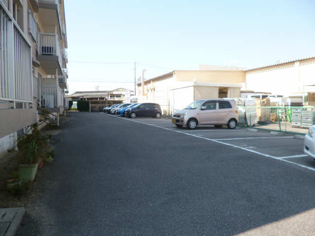 ドエル法土 4階 駐車場