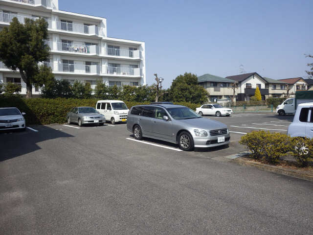 シャトレベール青山 3階 駐車場