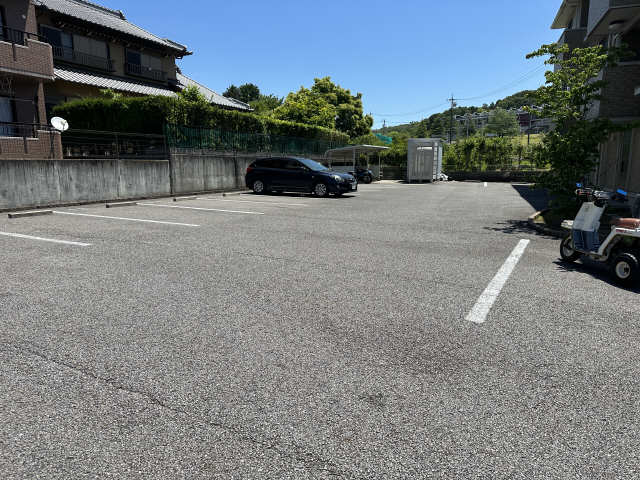 ボナール亀山 3階 駐車場
