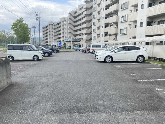 中央マンション上地 1階 駐車場