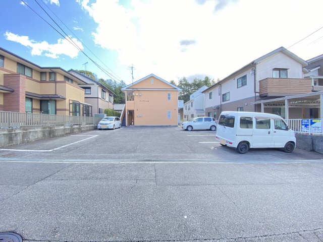 アーバン上地 1階 駐車場