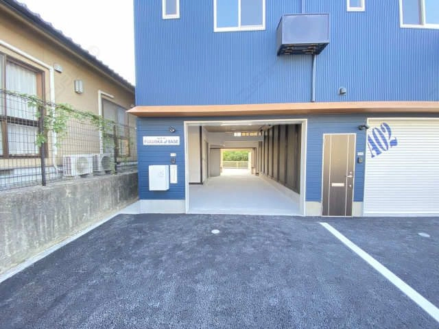 建物前面駐車場