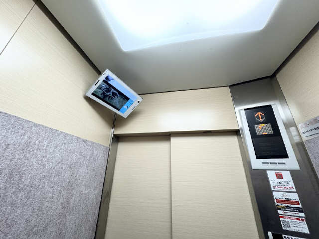 エレベーター内