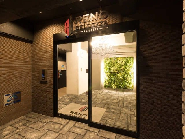 エントランス（夜）