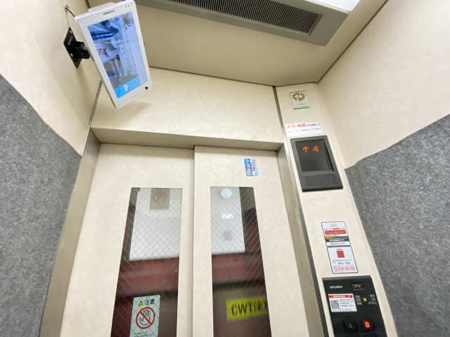 モニター付きエレベーター