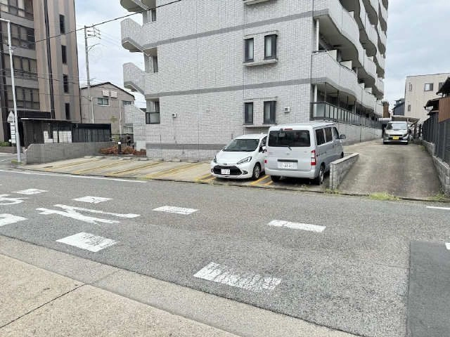 駐車場（西）