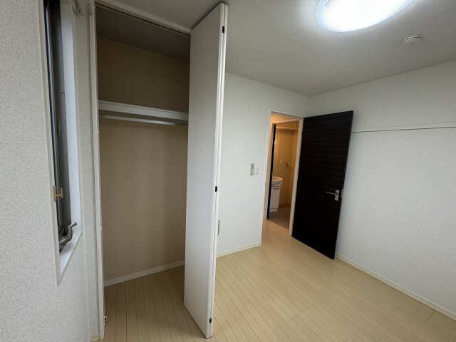 北東洋室収納