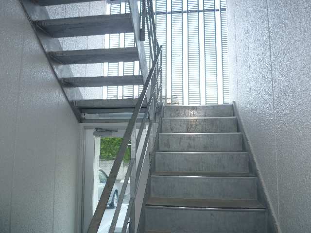 デビュタハウス 1階 建物内階段
