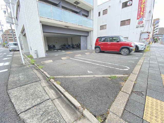 グランデ六番町 1階 駐車場